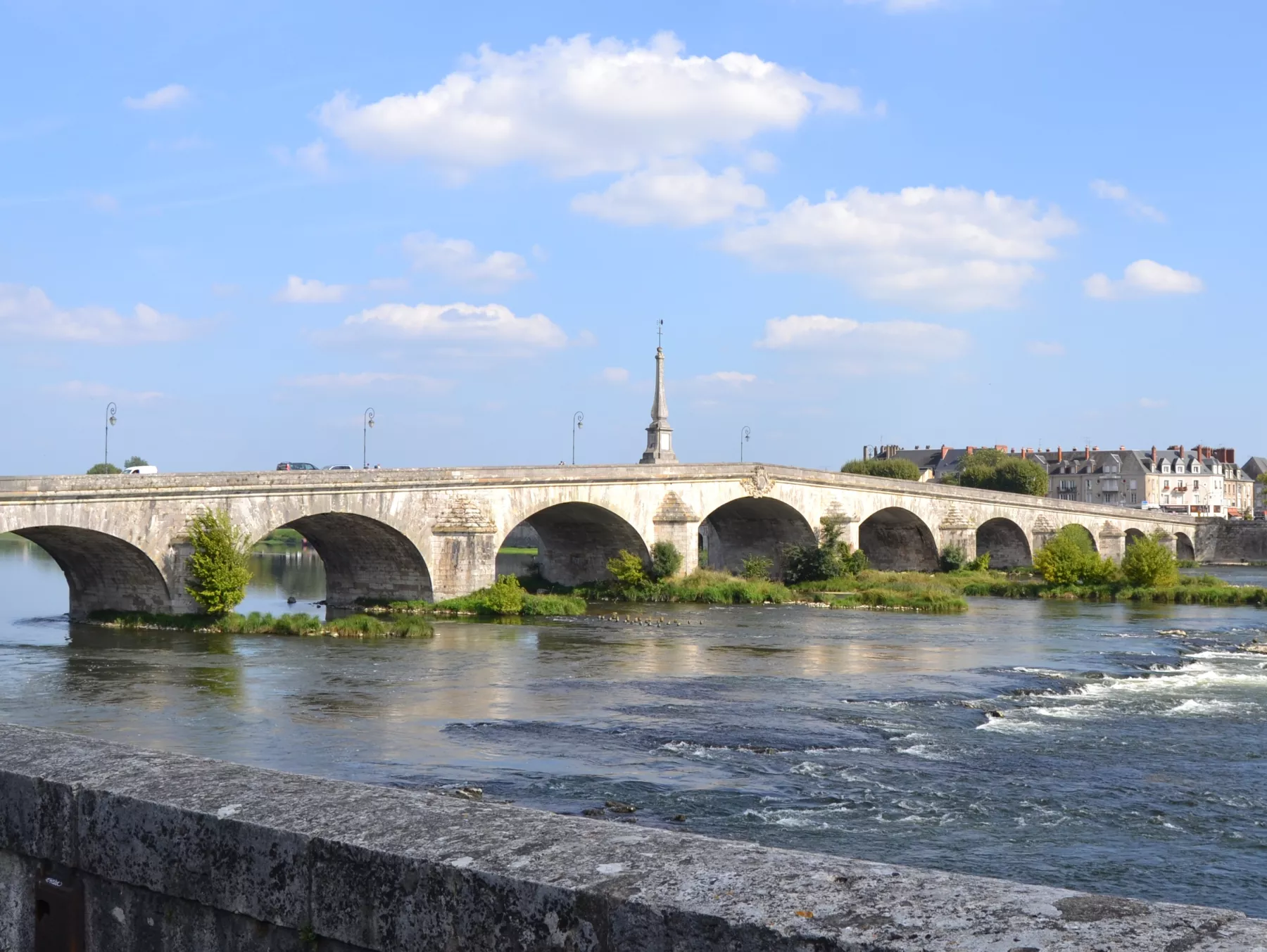 Vue aérienne d’un pont traversant la Loire
